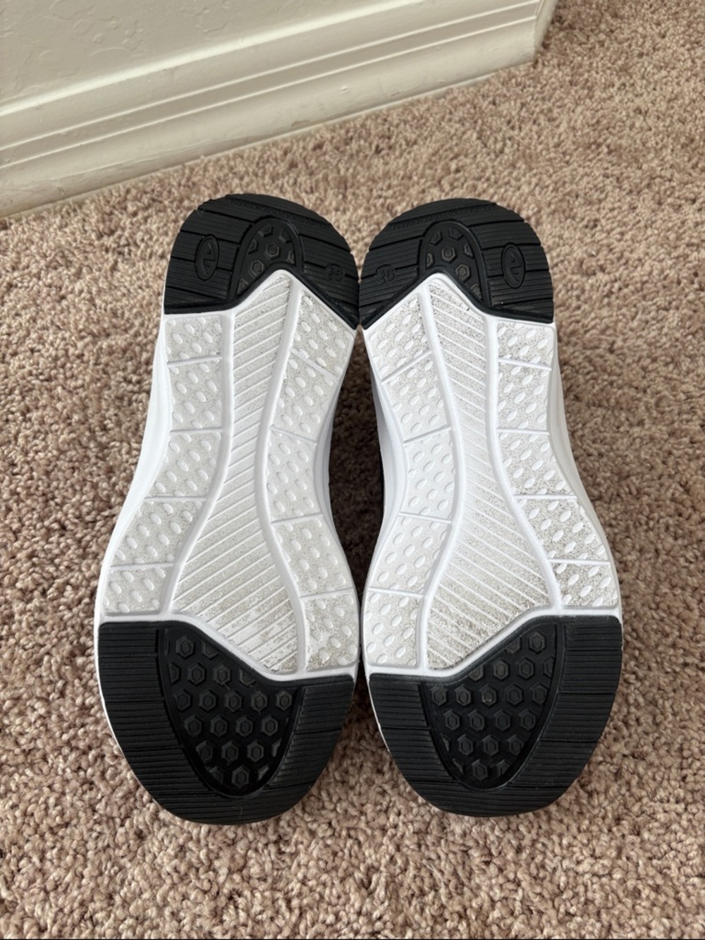 Athletic Works Women’s Black and White Athletic Walking/Running Shoes Size 9.5 - Picture 6 of 6